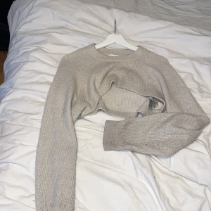 Cropped tröja  - Säljer en fin stickad cropped jumper! Super fin att ha över linnen😍 Den är i storlek xs och köpt här på Plick men har inte fått så mycket användning av den😕 hör gärna av er!💕