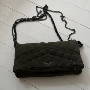 Zadig väska  - Så extremt fin Zadig väska som inte kommer till användning då jag har köpt nya väskor på senaste! Den är i så fint skick och kommer inte med några som helst defekter! Vill gärna få såld så fort som möjligt, skriv prov<3 direktköp:1500kr