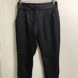 Skinnbyxor - Köpta på NA-KD. I strl 36, väldigt fina 