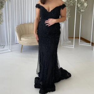 Svart klänning - Endast använd en gång, i precis samma skick, den är redan tvättad och är väldigt smickrande på😍 