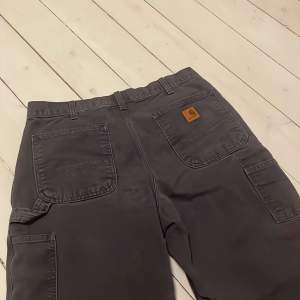 gråa carhartt carpenter pants i storlek 34x34. Knappt använda, mycket bra skick.