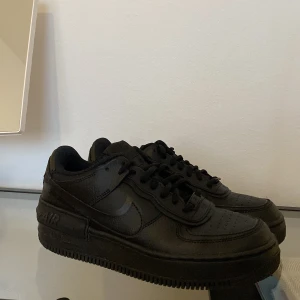 Black airforce  - Air force 1 - W AF1 Shadow.  Nyskick- endast använda 1 gång! Originalpris: 1200-1400  Frakt ingår!