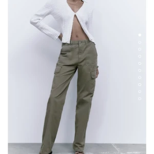 Zara cargo pants  - Zara Cargo pants i khaki strl 34. Nya med prislapp kvar 