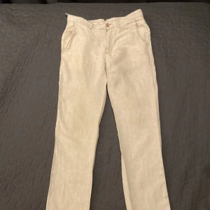 Mango Chinos/Linnebyxor - Bra skick, 1 liten svart fläck längst ner vid byxbenet men inget som märks så mycket.