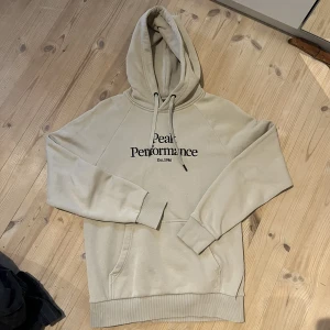 Peak Performance Hoodie - Superfint skick då den inte används så mycket😊Köparen står för frakten (66 kr), skriv för fler bilder/frågor🫶 