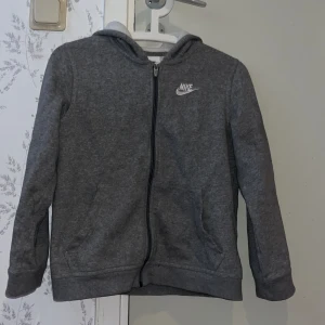 Nike kofta - Hej! Nike kofta använts 5-7 gånger, bra skick. Säljer den för att den är för kort i armarna för mig. 