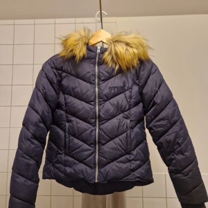 Sveajacka - Jättefin Sveajacka säljes. Storlek 160. Pälsen på luvan är avtagbar och aldrig använd. Något mörkare blå än vad bilderna visar. Säljes för 400 kr. Hör av er för frågor eller fler bilder.😊 Köparen står för frakten.