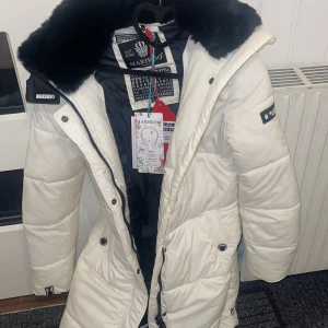 Marikoo Jacka - Varm och snygg jacka nu till när det är lite kyligare ute!  Helt oanvänd, endast testad.  Har även tagit den till en skräddare som har sytt in midjan lite för att få fram mer former. Kan mötas upp i Gävle eller frakta (köparen står för frakten).  