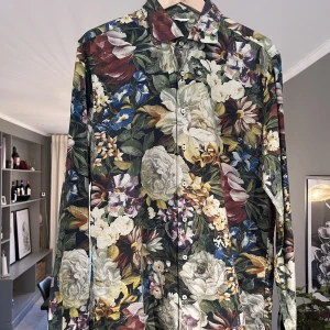 Blommig Skjorta Stenströms  - Skjorta i slimfit från Stenströms. Blommigt mönster. Använd endast 2 gånger.