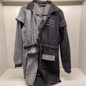 Helt Ny klänning - Ny cool oanvänd klänning som inte går att köpa längre från Maniere de voir i strl 6 (36) 🤍 köpt för 1000 kr men säljer för 250🤍 pris kan diskuteras vid snabb affär