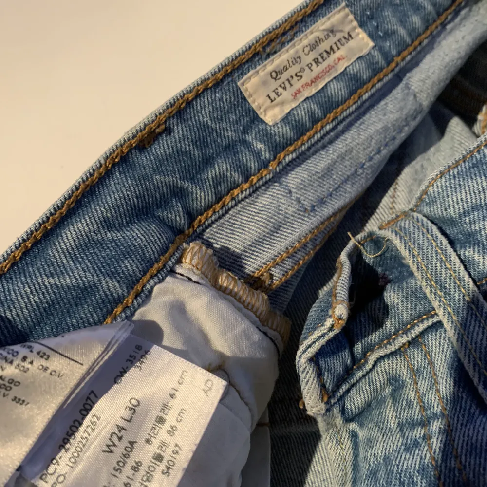 Ljusblå Levis 501 jeans, W24 L30. Sparsamt använda. Frakt tillkommer 💖. Jeans & Byxor.