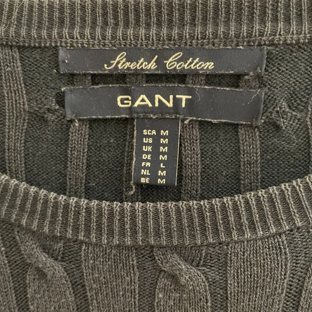 Kabelstickad tröja från Gant.  Marinblå, storlek M. Bra men använt skick.  Köparen står för frakten!. Tröjor & Koftor.