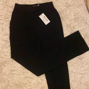 Kostymbyxor slits - Sjukt snygga kostymbyxor med slits längst ner från NAKD i storlek 36. Kan mötas upp i Stockholm eller frakta⭐️⭐️