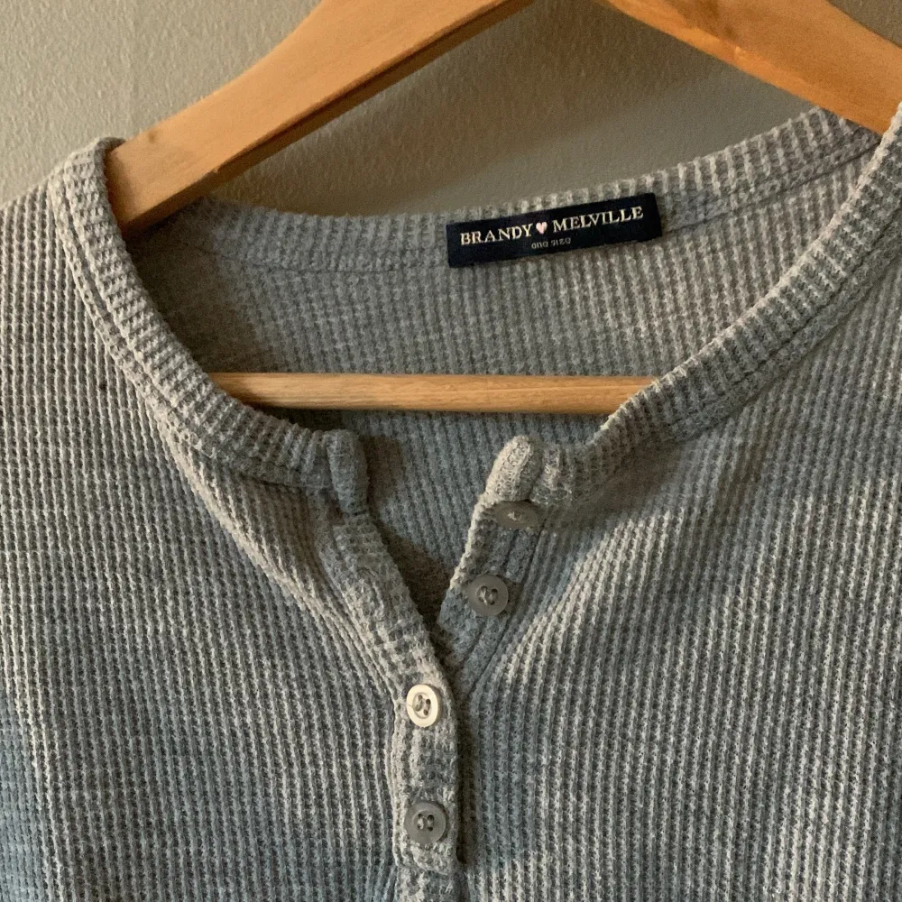 Säljer min fina brandy Melville i storlek one size💘 köpt här på plick i sommras, säljer för att den tyvärr inte kommit till användning❤️ (Första bilden är lånad från den tidigare säljaren). Tröjor & Koftor.