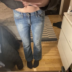 Low rise Bootcut jeans - I as bra skick aldrig använt Storlek 30, midjemåttet är ca 38cm och innerbenslängden är runt 78cm Är runt 165cm Möts upp i Sthlm💓💓