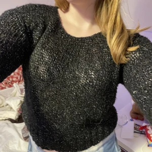 Söt tröja - En väldigt söt stickad tröja med ”glittrigt” i sig. 