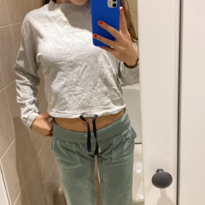 Tröja - Säljer denna vackras tröja som är lite tunnare men ändå värmer bra. Den har mjukt material i sig och är fin till alla outfits. Det är en magtröja som du både kan knyta och ha uppknuten.