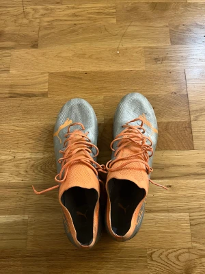 Puma ultra  - Puma ultra fotbollsskor  Liten skada vid bredsidan.