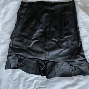 Supersöt kjol från Loavies, aldrig använd, liten volang nertill. True to size XS