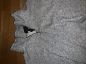 Halfzip från hm - Sjukt skön och snygg halfzip från hm i grått. Trendig och sitter som en smäck. Den är varm så passar perfekt nu i juletider! Prutbart pris för snabb affär!