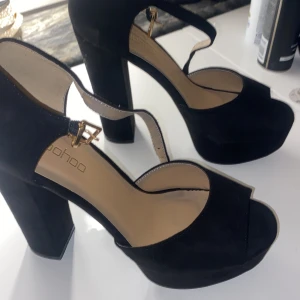 Högklackar  - Asos design (priority) svarta högklackade med platå. Originalpris 580 kr Pris kan diskuteras 