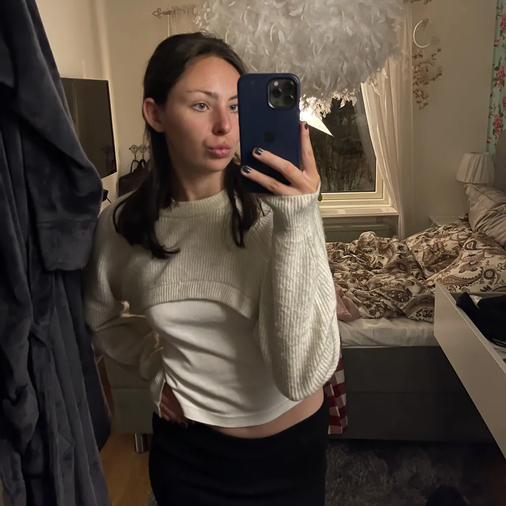 Super söt stickad tröja från h&m som är croppad. Den kommer tyvärr inte till användning längre så därför säljer jag den:). Stickat.