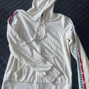 Juicy couture - Hoodie från märket Juicy couture, inköpt från Nelly.com för länge sedan men knappt använt.