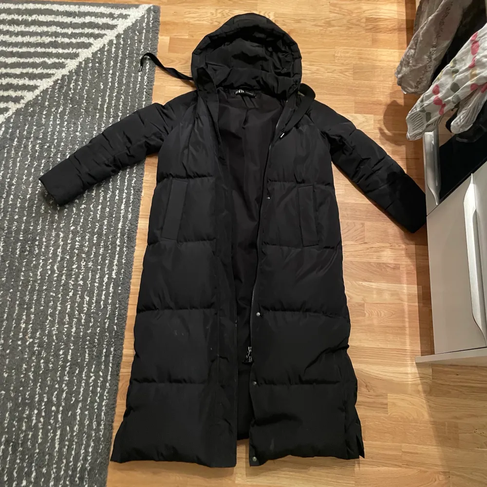 En längre svart jacka från Zara i storlek XS. Jättemysig och super bra till vintern! . Jackor.