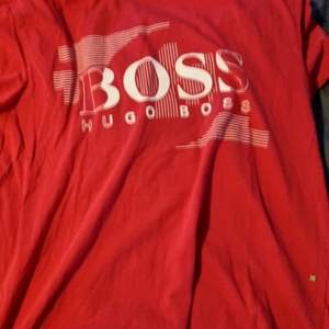 Hej säljer en Hugo boss t-shirt i storlek s den är i relativt bra skick, tror det är en äldre modell. Skriv om du undrar något👍🏼