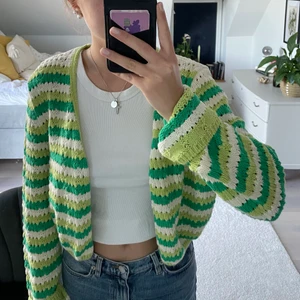 STICKAD TRÖJA FRÅN ZARA - Säljer denna helt oanvända stickade kofta med prislapp kvar (se bild) ifrån Zara 💖 Storlek L men passar mig bra som vanligtvis bär storlek xs/s , lite lång i ärmarna (se bild)… frakt tillkommer 💖