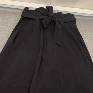 Kjol - Har fickor och ”skärp” som kan knytas eller tas bort helt :)