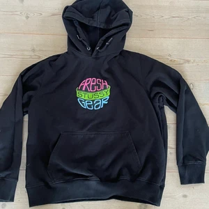 Svart stussy hoodie - Svart stussy hoodie i nyskick, endast använd 3-4 gånger då jag inte tycker att den passade mig, nypris ca 1000kr. Mycket bra kvalitet med tjockt tyg och bekväm
