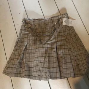Emo kjol - Aldrig använd, storlek xs, passar s också. Köpt i london för 24€