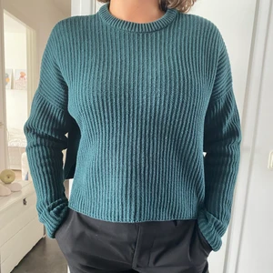 Stickad tröja - Stickad tröja i fin grön. Ser mer blå ut på bilden än den är i verkligheten. Snygg modell, lång i armarna
