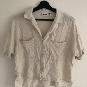 Skjorta från Weekday, strl S - Aldrig använd skjorta från Weekday i croppad modell. Lite skrynklig för att den legat undanstoppad ett tag. 