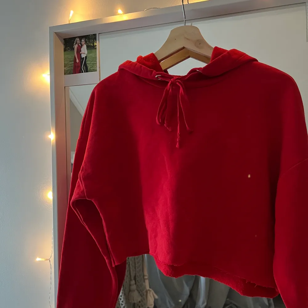 Croppad röd hoodie . Hoodies.