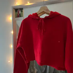 Croppad röd hoodie 