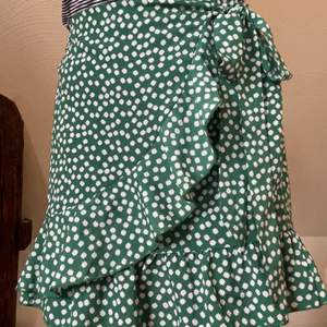En jättefin grön och blommig kjol i storlek 36 från Shein knappt använd🫶 