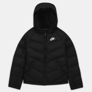 Nike jacka - Nike jacka perfekt till hösten o vintern😍 L i barnstorlek vilket motsvarar typ xs! Använd men inga defekter! Priset kan absolut diskuteras!!!🤩🤩🫶🏼🫶🏼