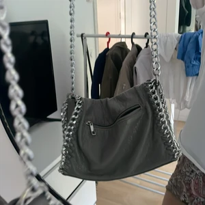 TIAMO VÄSKA! - Säljer min tiamo väska från scorett! Säljer endast vid bra bud. Super fin väska och i bra skick. Några få synliga tecken på användning 