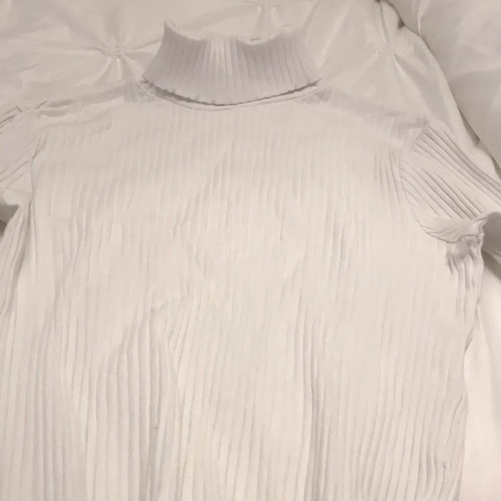 Säljer denna vita ribbade polo tröja från Gina i strl 36! Använt Max 5 gånger och har inga skador på sig eller någonting!. Tröjor & Koftor.