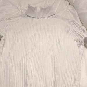 Säljer denna vita ribbade polo tröja från Gina i strl 36! Använt Max 5 gånger och har inga skador på sig eller någonting!