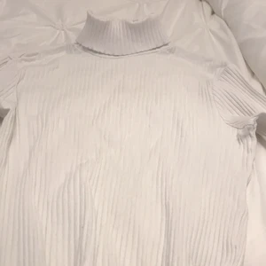Polo  - Säljer denna vita ribbade polo tröja från Gina i strl 36! Använt Max 5 gånger och har inga skador på sig eller någonting!