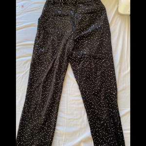 Glitter byxor 🪩 - Säljer dessa asssss balla kostymbyxorna med glitter på dem är helt oanvända , prislapp och extra knapar finns kvar ❤️🪩 skriv vid frågor eller fler bilder🙌