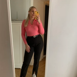 Kostymbyxor - Supersnygga kostymbyxor med lätt stretch. I storlek L och längden funkar superbra för mig som är 166cm. Jag säljer dessa endast då de är lite stora och att jag köpt samma modell i en mindre storlek istället. Köpta för 159:-, säljer för 95:-