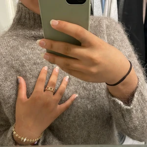 Snygg stickad tröja från weekend som passar perfekt inför hösten - Den är från seendet i storlek medium och har testats några gånger. 