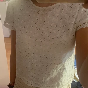 Vit topp blus spets - Jätte fin och somrig topp men funkar även super tex under en kofta under vinterhalvåret. Använd fåtal gånger , i bra skick!!!
