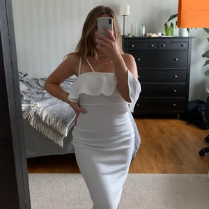 ASOS klänning - Tight klänning med volang kring bröstet. Slit på baksidan. Endast använd en gång!