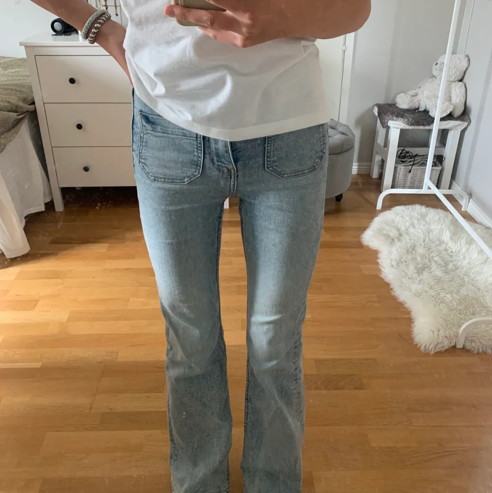 Snygga jeans som sitter bra. . Jeans & Byxor.