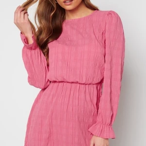 Rosa klänning  - En jättefin rosa klänning från bubbleroom i stl 36. Endast använd för att ta bilder i💗💗